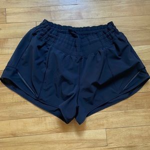 Lululemon Size 8 Black, Hottie Hot High Rise Short, lined, 2.5”
